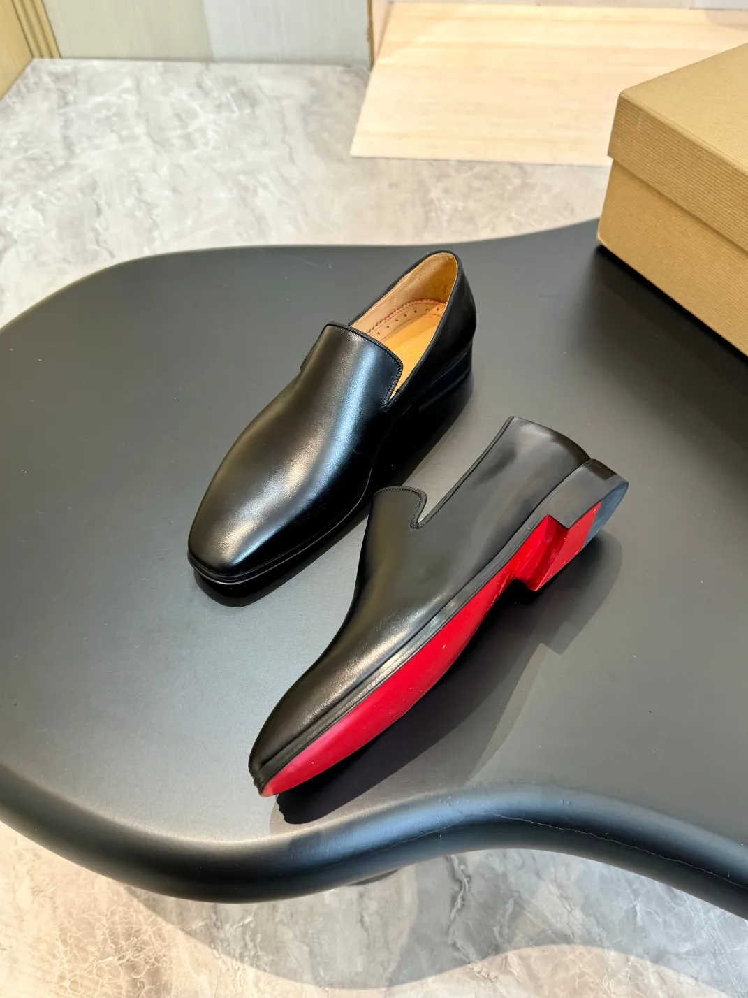 💰960 Christia*.Loubouti* high-end men's business formal leather shoes, original genuine cowhide red sole, imported Italian cowhide outsole, first-layer cowhide, water-dyed cowhide lining, high-end luxury. Size: 39-44 (customized at 38.45.46)✅
